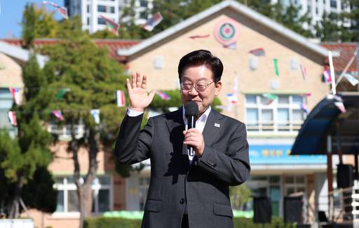 이재명 대통령이 22일 전북 익산 왕궁초등학교에서 열린 가을 체육한마당에서 인사말을 하고 있다. /연합뉴스