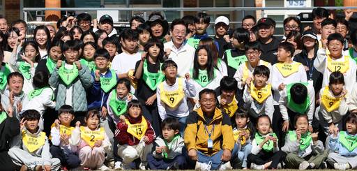 이재명 대통령이 22일 전북 익산 왕궁초등학교에서 가을 체육한마당을 마친 후 학생들과 기념촬영을 하고 있다. /연합뉴스