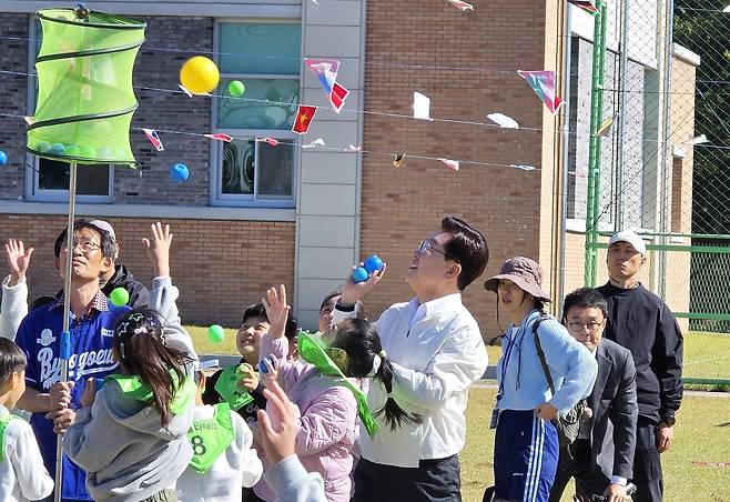 이재명 대통령이 22일 전북 익산 왕궁초등학교에서 열린 가을축제 행복한마당에서 학생들과 함께 공 넣기 경기를 하고 있다. /독자 제공