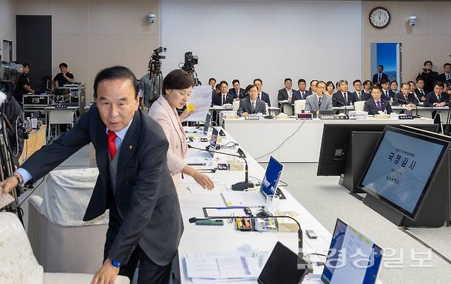 ▲ 21일 울산시청 대회의실에서 열린 2026 국회 행정안전위원회 울산시청 국정감사에서 국민의힘 소속 의원들이 김상욱 울산시장의 답변 태도에 항의하며 국정감사 도중 회의실을 나서고 있다. 김도현기자 do@ksilbo.co.kr