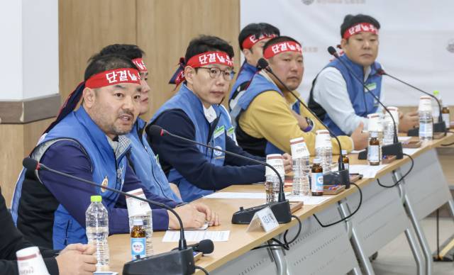 부산지하철 노동조합과 사측인 부산교통공사가 22일 오후 부산 금정구 도시철도 노포차량사업소에서 2026년 19차 단체교섭을 진행하고 있다. 오문제 부산지하철 노조위원장이 모두 발언을 하고 있다. 김종진 기자 kjj1761@