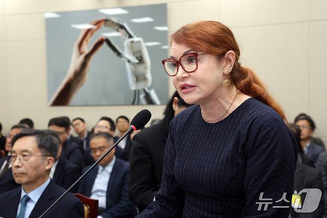 캐슬린 린 X(구 트위터) 아시아태평양 지역 글로벌 대외협력 및 시장개발 총괄 시니어 디렉터가 22일 서울 여의도 국회 과학기술정보방송통신위원회에서 열린 방송미디어통신위원회 등에 대한 국정감사 종합감사에서 의원 질의에 답하고 있다. 2026.10.22 ⓒ 뉴스1 황기선 기자