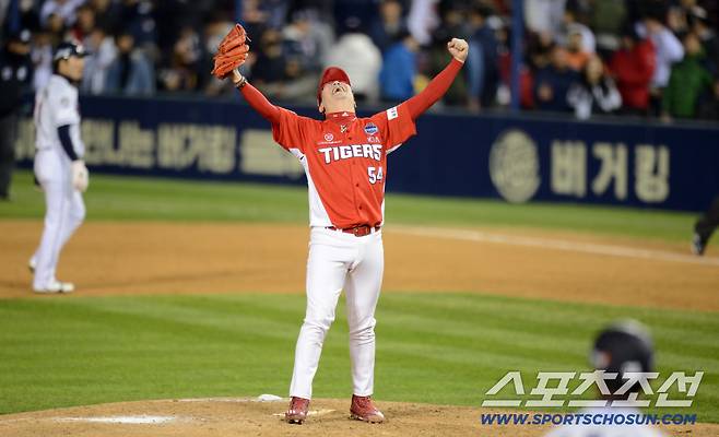 두산 베어스와 KIA 타이거즈의 2017 KBO 리그 한국시리즈 5차전 경기가 30일 잠실구장에서 열렸다. KIA가 승리하며 시리즈 전적 4승 1패로 힌국시리즈 우승을 차지했다. 9회말 마지막 아웃카운트를 잡아낸 후 환호하는 양현종. 잠실=허상욱 기자 wook@sportschosun.com