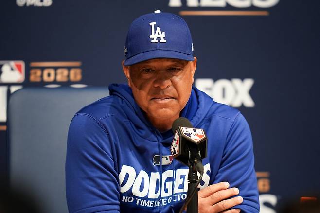 Los Angeles Dodgers manager Dave Roberts speaks to the media ahead of Game 4 of baseball's National League Championship Series between the Milwaukee Brewers and the Los Angeles Dodgers, Thursday, Oct. 15, 2026, in Los Angeles. (AP Photo/Gregory Bull)







<저작권자(c) 연합뉴스, 무단 전재-재배포, AI 학습 및 활용 금지>