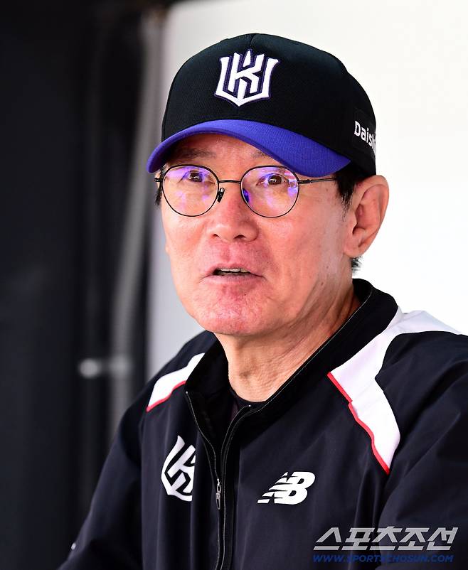 3일 수원 케이티위즈파크에서 열린 KT와 롯데의 경기. 기자들 질문에 답하고 있는 KT 이강철 감독. 수원=송정헌 기자songs@sportschosun.com/2026.10.03/