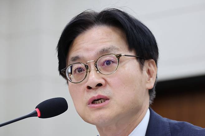김정관 산업통상부 장관이  22일 서울 여의도 국회에서 열린 산업통상자원중소벤처기업위원회의 산업통상부 등에 대한 종합감사에서 의원 질의에 답변하고 있다. /뉴스1