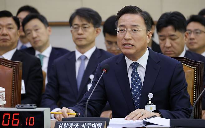 이정현 검찰총장 직무대행이 22일 국회 법제사법위원회에서 열린 공소청에 대한 국정감사에서 의원 질의에 답하고 있다. /연합뉴스