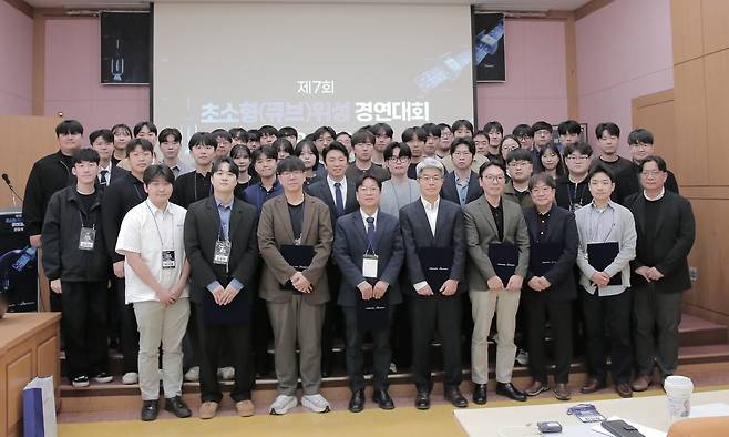 한국항공우주연구원이 연 제7회 초소형위성 경연대회에서 선정된 7개 팀이 한자리에 모였다. 우주항공청 등은 7팀의 위성 제작을 지원하고 발사체 탑재를 추진한다. 한국항공우주연구원 제공