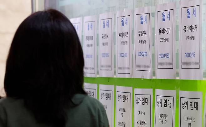 서울 시내 한 부동산 중개업소에 매물 안내문이 붙어 있다.ⓒ뉴시스