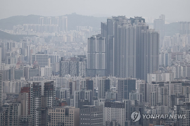 서울 남산에서 바라본 서울 아파트 모습.  연합뉴스