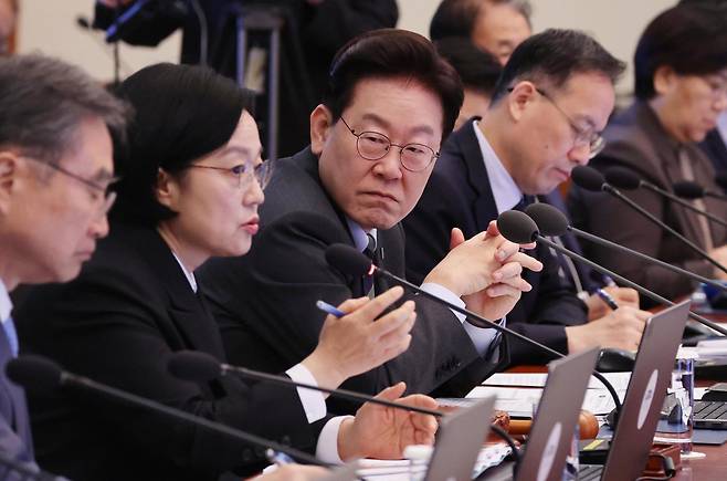 이재명 대통령이 20일 청와대에서 열린 제45회 국무회의에서 한성숙 총리의 발언을 듣고 있다. 왕태석 선임기자