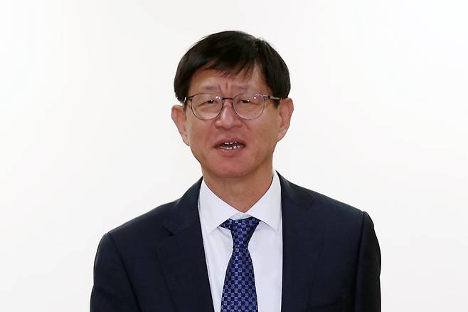 국회 법사위가 최길수 특별감찰관 후보자의 인사청문보고서를 채택한 22일 최 후보자가 사무실을 나서고 있다. 뉴시스