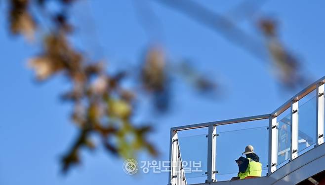 ▲ 청명한 가을 날씨를 보인 20일 춘천 의암호 위로 파란 하늘이 펼쳐져 있다. 방도겸 기자