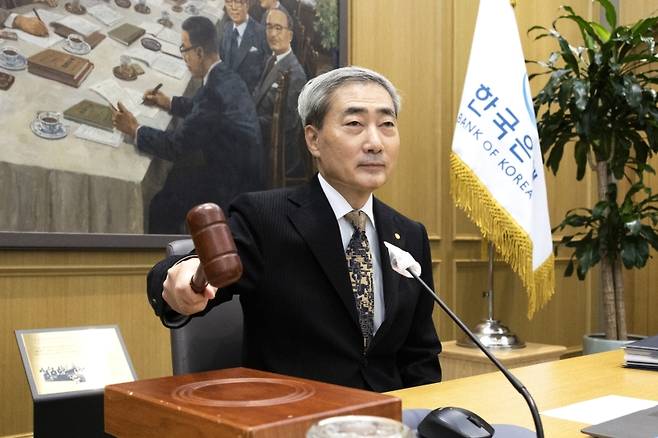 ▲ 22일 한국은행에서 열린 금융통화위원회 회의에서 의사봉을 두드리는 신현송 한국은행 총재 [연합뉴스]