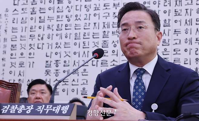 이정현 공소청장 직무대행이 22일 국회 법사위 종합감사에서 무거운 표정을 짓고 있다. 박민규 선임기자