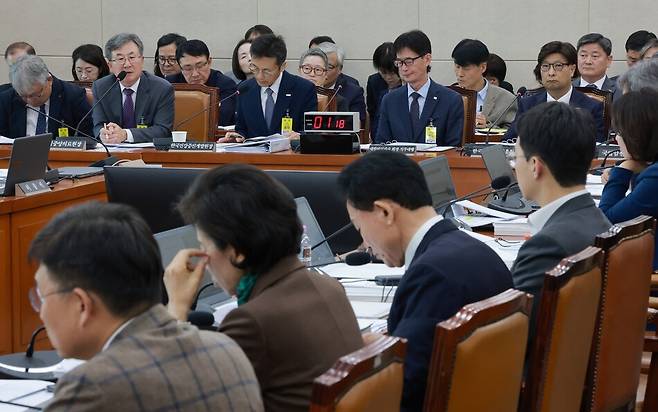 보건복지부 산하 기관장들이 지난 20일 국회 보건복지위원회 국정감사에서 복지위원들의 질의에 답하고 있다. 연합뉴스