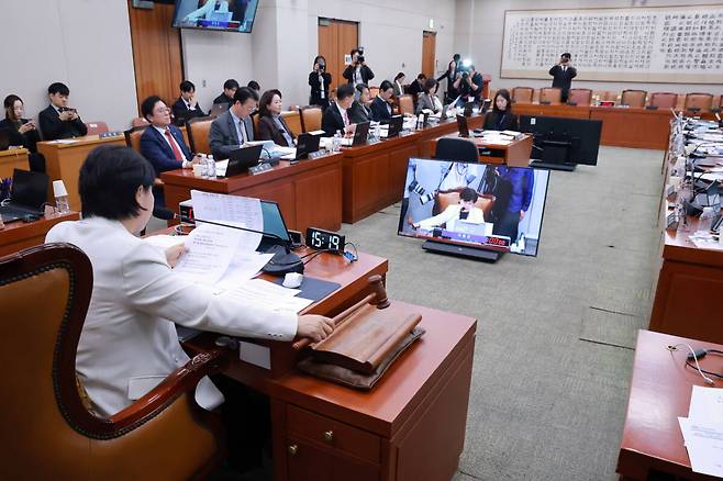 22일 국회 법제사법위원회 전체회의에서 위원장인 더불어민주당 서영교 의원이 최길수 특별감찰관 후보자 인사청문 경과 보고서를 처리하기 위해 개의를 선언하고 있다. 연합뉴스