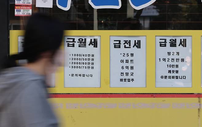 서울 아파트 월세 비중 첫 50% 돌파
    (서울=연합뉴스) 이진욱 기자 =   20일 서울부동산정보광장의 아파트 거래량 자료를 분석한 결과 올해 1∼9월 서울 아파트 월세 거래량은 8만7천740건으로 전체 전월세 거래량(17만2천27건)의 51.0%를 차지했다. 자치구별로는 종로구의 월세 비중이 65.6%로 가장 높았다.  사진은 이날 서울 종로구 한 부동산 중개업소에 붙은 매물표 모습. 2026.10.20
    cityboy@yna.co.kr
(끝)


<저작권자(c) 연합뉴스, 무단 전재-재배포, AI 학습 및 활용 금지>
