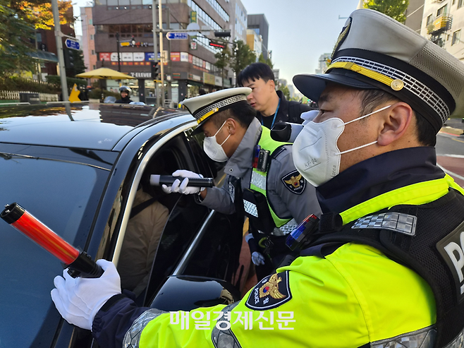 22일 오전 등교 시간대에 송파경찰서 관계자들이 운전자들을 상대로 음주운전 단속을 벌이고 있다. [조병연 기자]