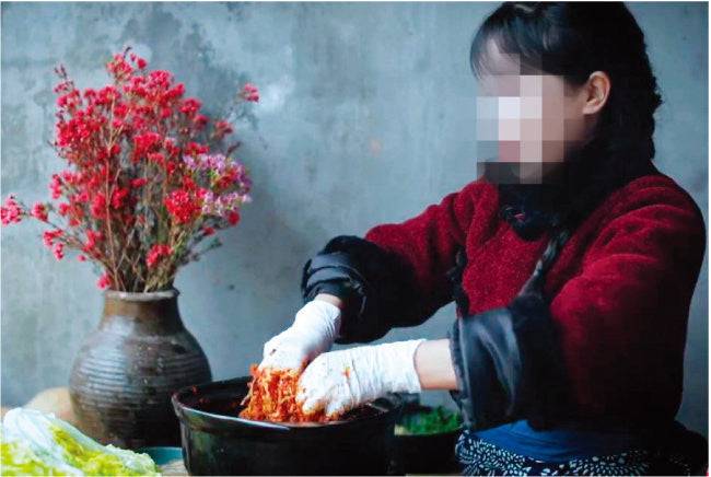 2021년 유명 중국 인플루언서가 김치를 담그면서 ‘중국음식’이라는 해시태그를 달아 논란이 일었다. [유튜브 캡쳐]