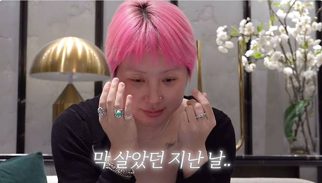 [서울=뉴시스] 가수 서인영이 경기 구리 아치울마을 임장에 나섰다가 과거를 후회하며 눈물을 흘렸다. (사진=유튜브 채널 '개과천선 서인영' 화면 캡처) 2026.10.22. photo@newsis.com *재판매 및 DB 금지