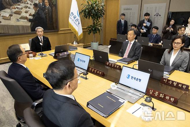 [서울=뉴시스] 사진공동취재단 = 신현송 한국은행 총재가 22일 서울 중구 한국은행에서 금융통화위원회 회의를 주재하고 있다. 2026.10.22. photo@newsis.com