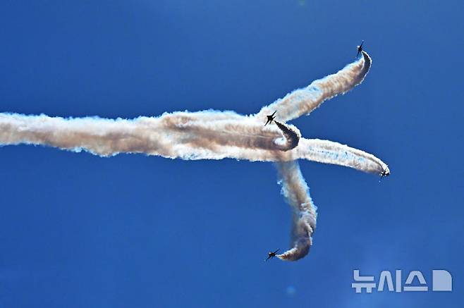 [사천=뉴시스] 차용현 기자 = '2026 사천에어쇼'가 개막한 22일 오후 경남 사천비행장 상공에서 공군 특수비행팀 블랙이글스가 화려한 곡예비행을 선보이고 있다. 이번 에어쇼는 오는 25일까지 나흘간 사천비행장 일원에서 펼쳐진다. 2026.10.22. con@newsis.com