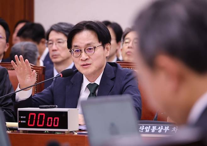 종합 국감, 답변하는 김정관 산업통상부 장관 종합 국감, 답변하는 김정관 산업통상부 장관     (서울=연합뉴스) 배재만 기자 = 김정관 산업통상부 장관이 22일 국회 산업통상자원중소벤처기업위원회에서 열린 2026년도 종합 국정감사에서 위원 질문에 답하고 있다. 2026.10.22     scoop@yna.co.kr (끝)  <저작권자(c) 연합뉴스, 무단 전재-재배포, AI 학습 및 활용 금지>