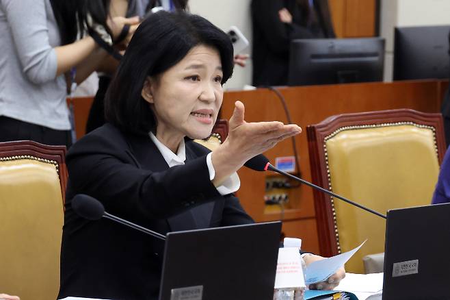 국민의힘 이진숙 의원이 지난 12일 서울 여의도 국회에서 열린 과학기술정보방송통신위원회의 방송미디어통신위원회 등에 대한 국정감사에서 의사진행 발언을 하고 있다. 윤창원 기자