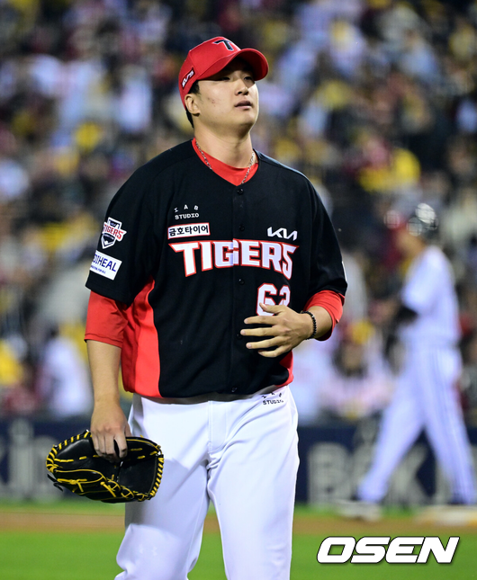 [OSEN=잠실, 조은정 기자]20일 서울 송파구 잠실야구장에서 2026 신한 SOL KBO 준플레이오프 3차전 LG 트윈스와 KIA 타이거즈의 경기가 열렸다.홈팀 LG는 카라스코, KIA는 시라카와를 선발투수로 내세웠다.6회 위기를 지운 KIA 정해영이 더그아웃으로 향하고 있다. 2026.10.20 /cej@osen.co.kr