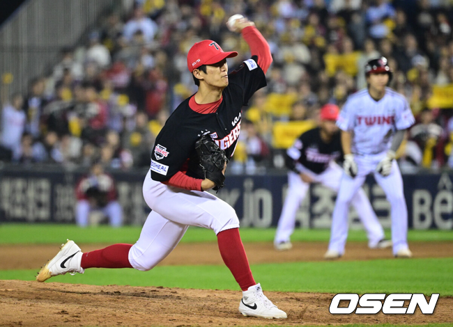 [OSEN=잠실, 조은정 기자]20일 서울 송파구 잠실야구장에서 2026 신한 SOL KBO 준플레이오프 3차전 LG 트윈스와 KIA 타이거즈의 경기가 열렸다.홈팀 LG는 카라스코, KIA는 시라카와를 선발투수로 내세웠다.7회말 2사 만루에서 KIA 이의리가 역투하고 있다. 2026.10.20 /cej@osen.co.kr