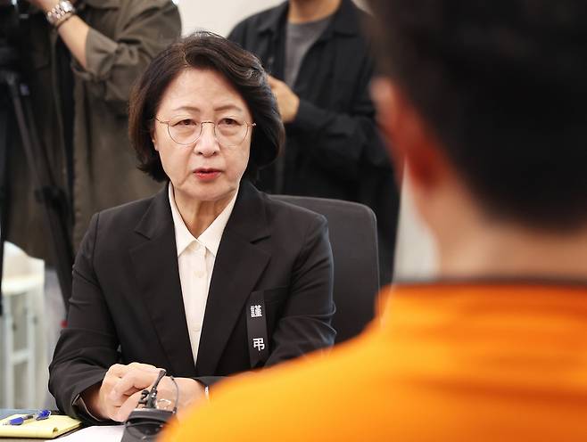 지난 20일 경기 수원시 경기도청 집무실에서 전국공무원노동조합 소방본부와 간담회 중인 추미애 경기도지사. 수원=뉴시스