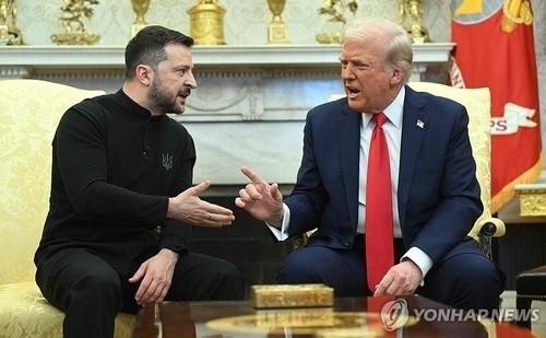 2025년 2월 미 백악관에서 설전을 벌이는 트럼프 대통령(오른쪽)과 젤렌스키 우크라이나 대통령. AFP 연합뉴스