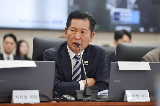 정청래 더불어민주당 의원이 지난 7일 서울 종로구 남북회담본부에서 열린 외교통일위원회 국정감사에서 정동영 통일부 장관에게 질의하고 있다. ⓒ연합뉴스