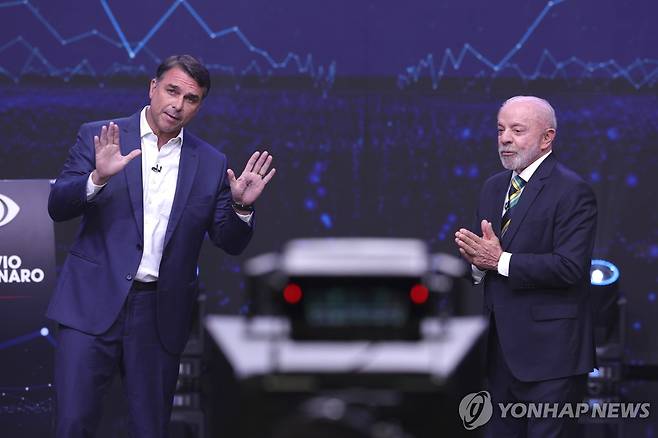 TV 토론에 나선 보우소나루 의원(왼쪽)과 룰라 대통령 [EPA=연합뉴스. 재판매 및 DB 금지]