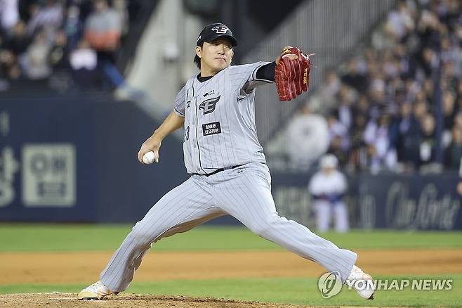 한화에서 뛰던 장시환 (서울=연합뉴스) 신현우 기자 = 9일 서울 잠실야구장에서 열린 2024 신한 SOL뱅크 KBO리그 한화 이글스와 두산 베어스의 경기. 8회말 한화 투수 장시환이 역투하고 있다. 장시환은 7회말 1사 양석환 타석 때 교체투입됐다. 2024.4.9 nowwego@yna.co.kr