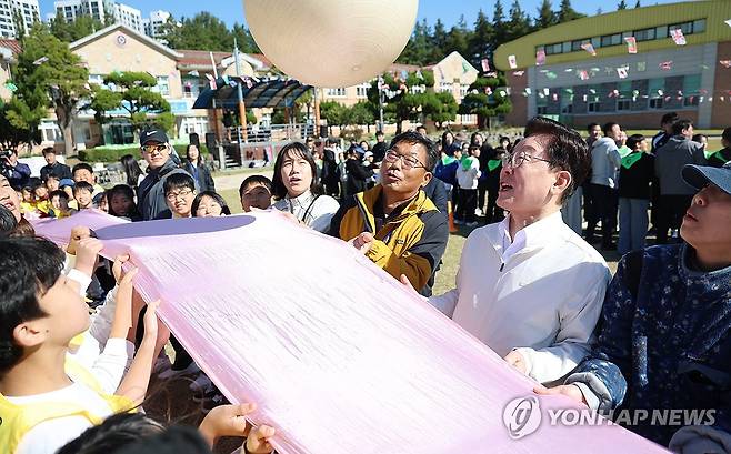 가을운동회 참여한 이재명 대통령 (익산=연합뉴스) 신준희 기자 = 이재명 대통령이 22일 전북 익산 왕궁초등학교에서 열린 가을 체육한마당에서 학생들과 짐볼 이동하기를 하고 있다. 2026.10.22 hama@yna.co.kr