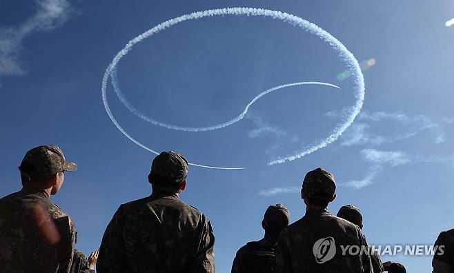 블랙이글스가 만든 하늘 (사천=연합뉴스) 김동민 기자 = 22일 오후 경남 사천시 공군기지에서 열린 '2026 사천에어쇼' 개막식에서 블랙이글스가 곡예비행을 선보이고 있다.
    공군과 경남도, 사천시, 한국항공우주산업이 주관하는 사천에어쇼는 이날부터 오는 25일까지 열린다. 2026.10.22 image@yna.co.kr