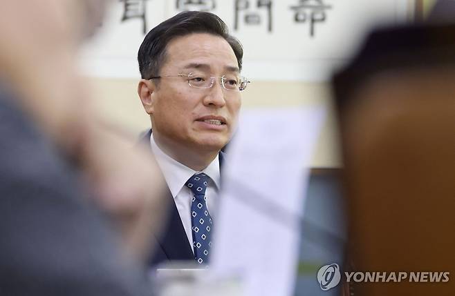 질의 답변하는 이정현 검찰총장 직무대행 (서울=연합뉴스) 이동해 기자 = 이정현 검찰총장 직무대행이 22일 국회 법제사법위원회에서 열린 공소청(구 대검찰청)에 대한 국정감사에서 의원 질의에 답하고 있다. 2026.10.22 eastsea@yna.co.kr