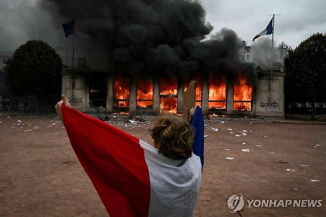 17일 리옹 관광사무소 건물이 불타는 모습 [AFP=연합뉴스 자료사진. 재판매 및 DB 금지]