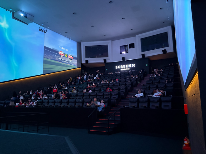 ▲지난 17일 오후 CGV 용산아이파크몰점의 SCREENX 상영관에서 관객들이 야구 중계를 기다리고 있다.  사진=조윤희 인턴기자