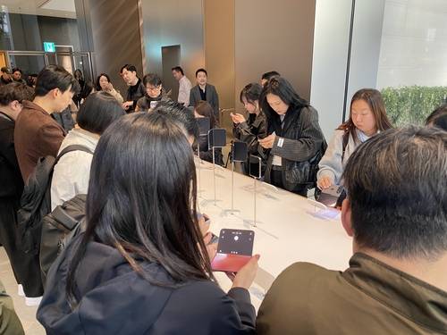 ▲23일 오전 서울 중구 애플 명동 매장에서 방문객들이 애플의 첫 폴더블 스마트폰 '아이폰 듀오'를 직접 접고 펼치며 체험하고 있다. 사진=이수진 인턴기자