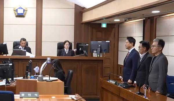 오세훈 서울시장이 23일 서초구 서울고등법원에서 열린 정치자금법 위반 혐의 항소심 선고공판에서 선고 주문을 듣고 있다. 서울고법 형사7부(구회근 부장판사)는명태균 여론조사비 대납 의혹으로 재판에 넘겨진 오 시장에게 무죄를 선고했다. 2026.10.23 [서울고등법원 제공. 재판매 및 DB 금지] 연합뉴스