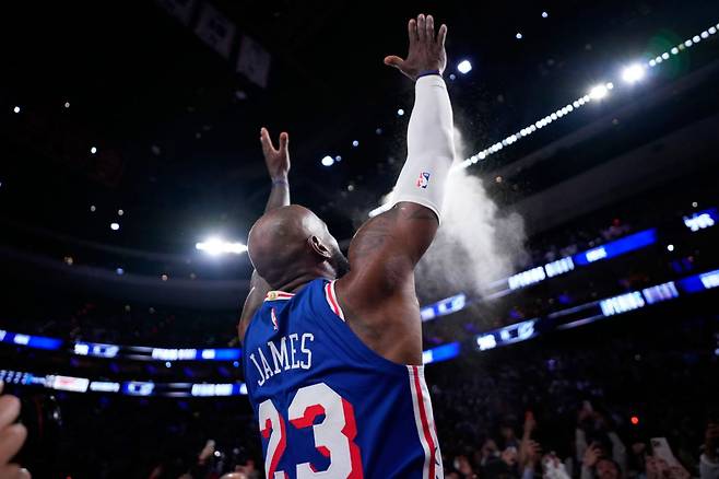 도널드 트럼프 미국 대통령이 미국 국가가 울릴 때 다른 행동을 한 NBA 슈퍼스타 르브론 제임스를 향해 공개적으로 사과를 요구했다. 사진=AP PHOTO