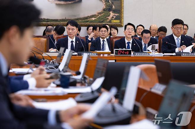황종우 해양수산부 장관이 23일 서울 여의도 국회에서 열린 농림축산식품해양수산위원회의 해양수산부 등에 대한 국정감사 종합감사에 출석해 의원 질의에 답하고 있다. 2026.10.23 ⓒ 뉴스1 유승관 기자