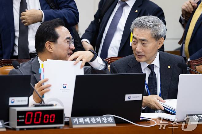 박홍근 기획예산처 장관(왼쪽)과 신현송 한국은행 총재가 23일 서울 여의도 국회에서 열린 재정경제기획위원회의 기획예산처, 한국은행 등에 대한 국정감사 종합감사에 출석해 대화하고 있다. 2026.10.23 ⓒ 뉴스1 유승관 기자