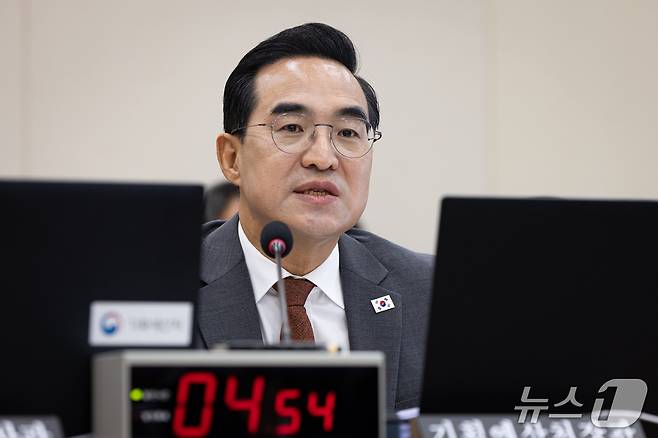 박홍근 기획예산처 장관이 23일 서울 여의도 국회에서 열린 재정경제기획위원회의 기획예산처, 한국은행 등에 대한 국정감사 종합감사에 출석해 의원 질의에 답하고 있다. 2026.10.23 ⓒ 뉴스1 유승관 기자