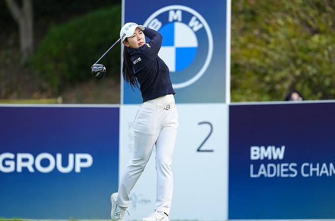 박보겸이 23일 전남 해남 파인비치 골프 링크스에서 열린 LPGA 투어 BMW 레이디스 챔피언십 2라운드 2번 홀에서 티샷을 하고 있다. 사진 | 대회조직위