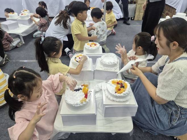 23일 오후 부산 벡스코 제2전시장 4홀에 마련된 한국제과기능장협회 부스에서 어린이들이 케이크 만들기 체험을 하고 있다. 최호경 기자