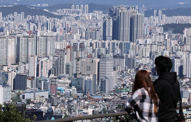 14일 오후 서울 용산구 N서울타워에서 바라본 서울 도심의 아파트 단지. 2026.10.14 뉴시스
